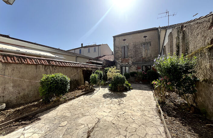 Villeneuve-sur-Lot, à quelques minutes à pied des commodités, un ensemble immobilier rare au coeur de la ville composé de 2 bâtiments avec garage et cours intérieure!  La maison principale se compose de 183 m² habitables qui se répartissent sur trois nive — photo 2