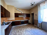 Villeneuve-sur-Lot, à quelques minutes à pied des commodités, un ensemble immobilier rare au coeur de la ville composé de 2 bâtiments avec garage et cours intérieure!  La maison principale se compose de 183 m² habitables qui se répartissent sur trois nive — photo 3