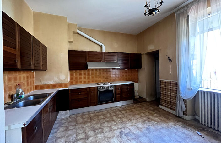 Villeneuve-sur-Lot, à quelques minutes à pied des commodités, un ensemble immobilier rare au coeur de la ville composé de 2 bâtiments avec garage et cours intérieure!  La maison principale se compose de 183 m² habitables qui se répartissent sur trois nive — photo 3