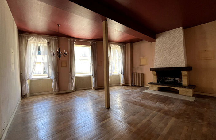 Villeneuve-sur-Lot, à quelques minutes à pied des commodités, un ensemble immobilier rare au coeur de la ville composé de 2 bâtiments avec garage et cours intérieure!  La maison principale se compose de 183 m² habitables qui se répartissent sur trois nive — photo 5