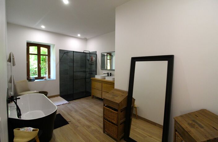 Maison Vigneronne de Charme 4 chambres + 4 Appartements à Rénover  Projet Immobilier Rare à Gabian, Jardin 400 m², 2 Garages  399.000  — photo 4