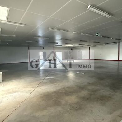 Local industriel  4400 €