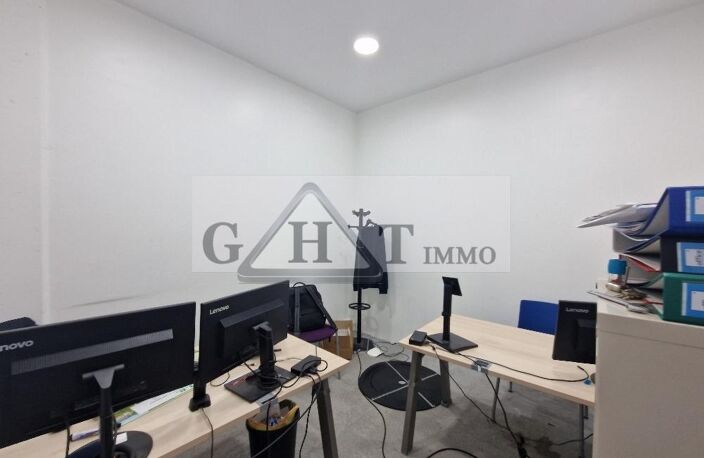 A VENDRE 273 M²  ENTREPOT BUREAUX A TREMBLAY EN FRANCE — photo 2