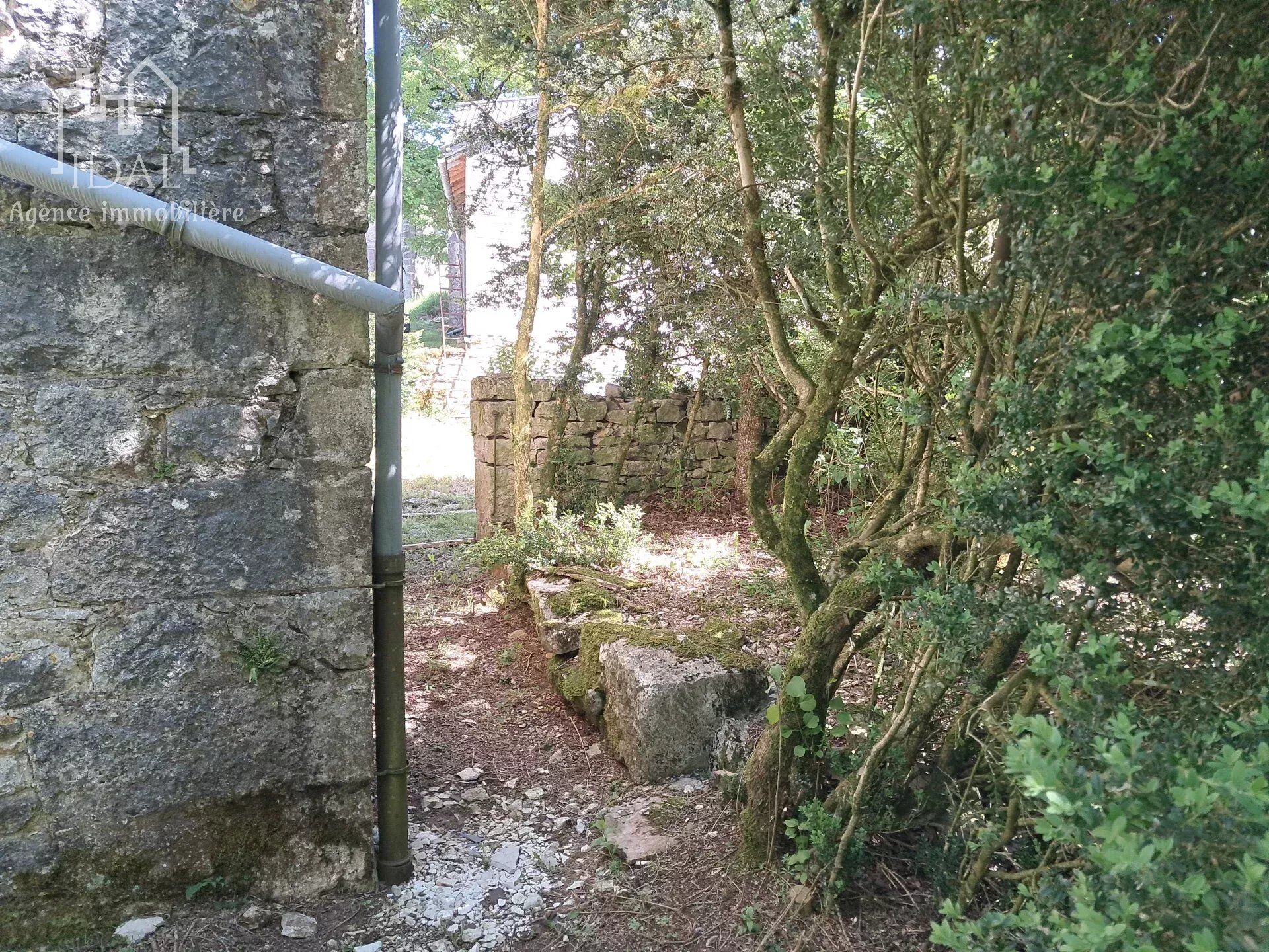 Grange à rénover à 8 mn de la A75