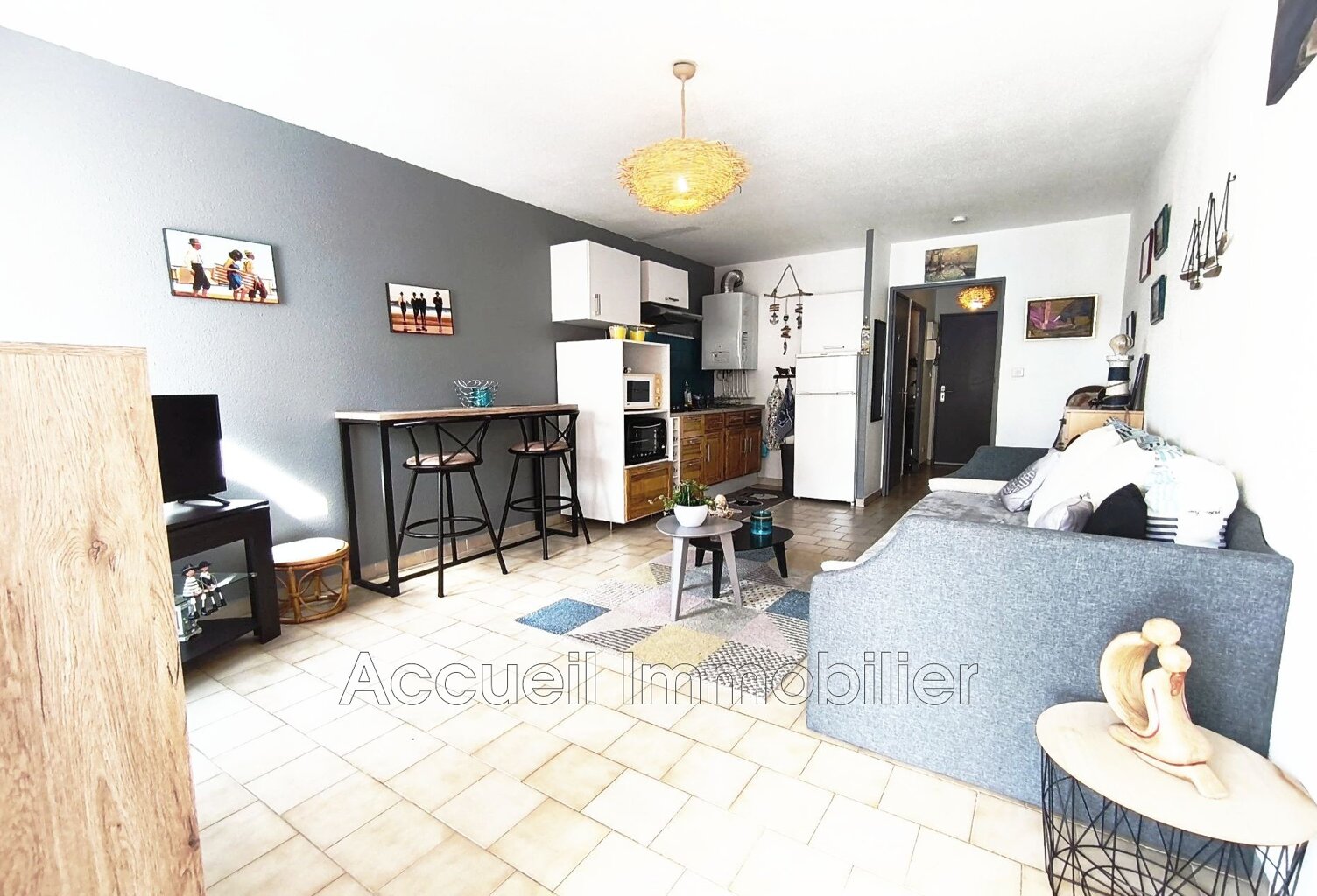 Studio cabine en bon état, vendu meublé, avec agréable loggia. — photo 1
