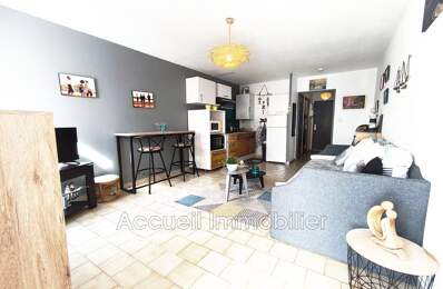 Studio cabine en bon état, vendu meublé, avec agréable loggia. — photo du bien