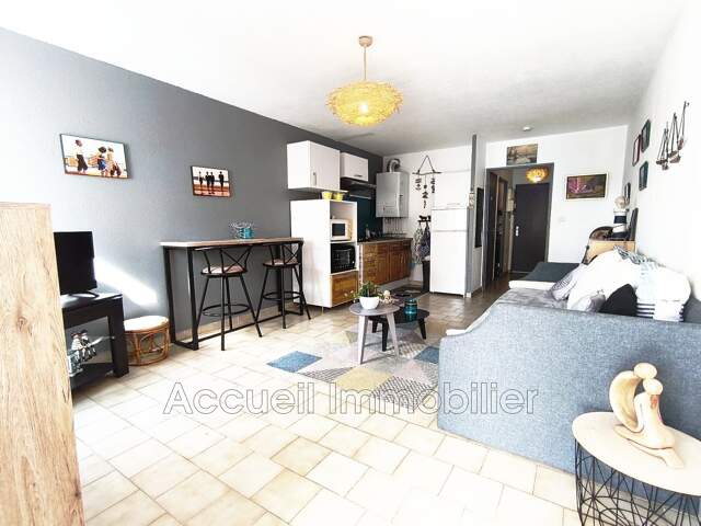 Studio cabine en bon état, vendu meublé, avec agréable loggia. — photo du bien