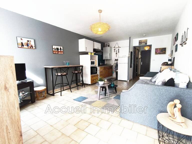 Studio cabine en bon état, vendu meublé, avec agréable loggia. — photo 1