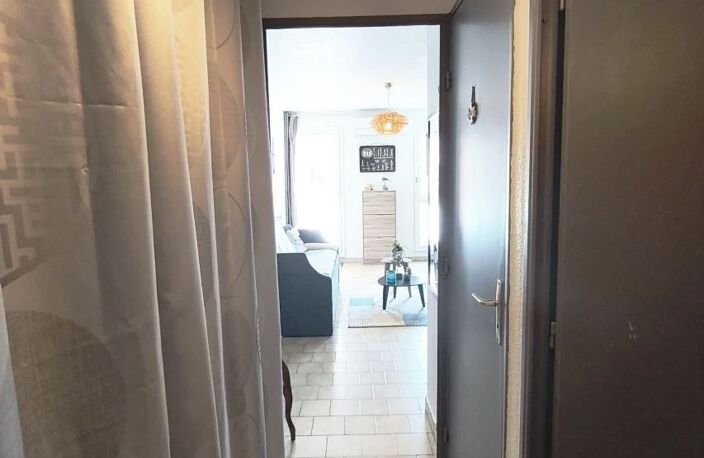 Studio cabine en bon état, vendu meublé, avec agréable loggia. — photo 5