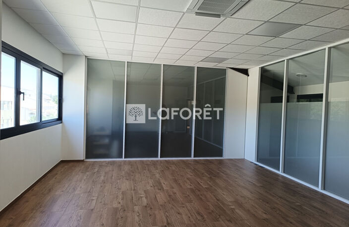 Local commercial La Fare Les Oliviers 35.9 m2 — photo 2