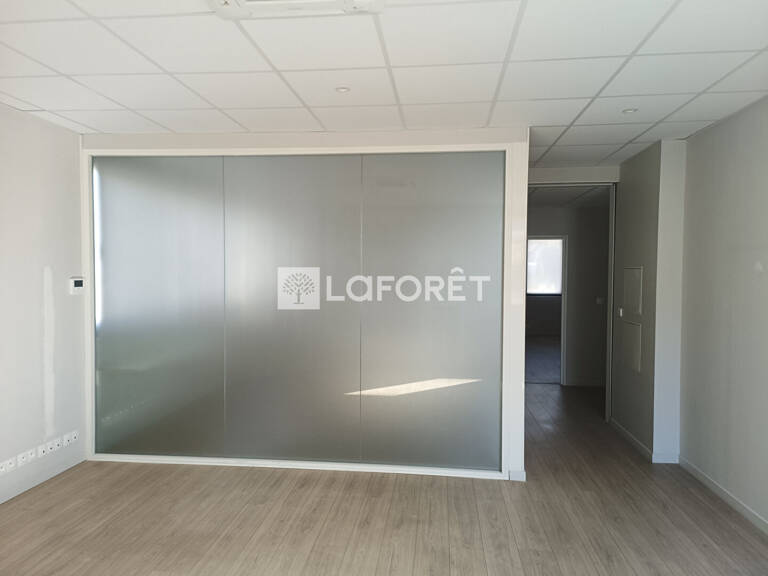 Local commercial La Fare Les Oliviers 152.4 m2 — photo 1
