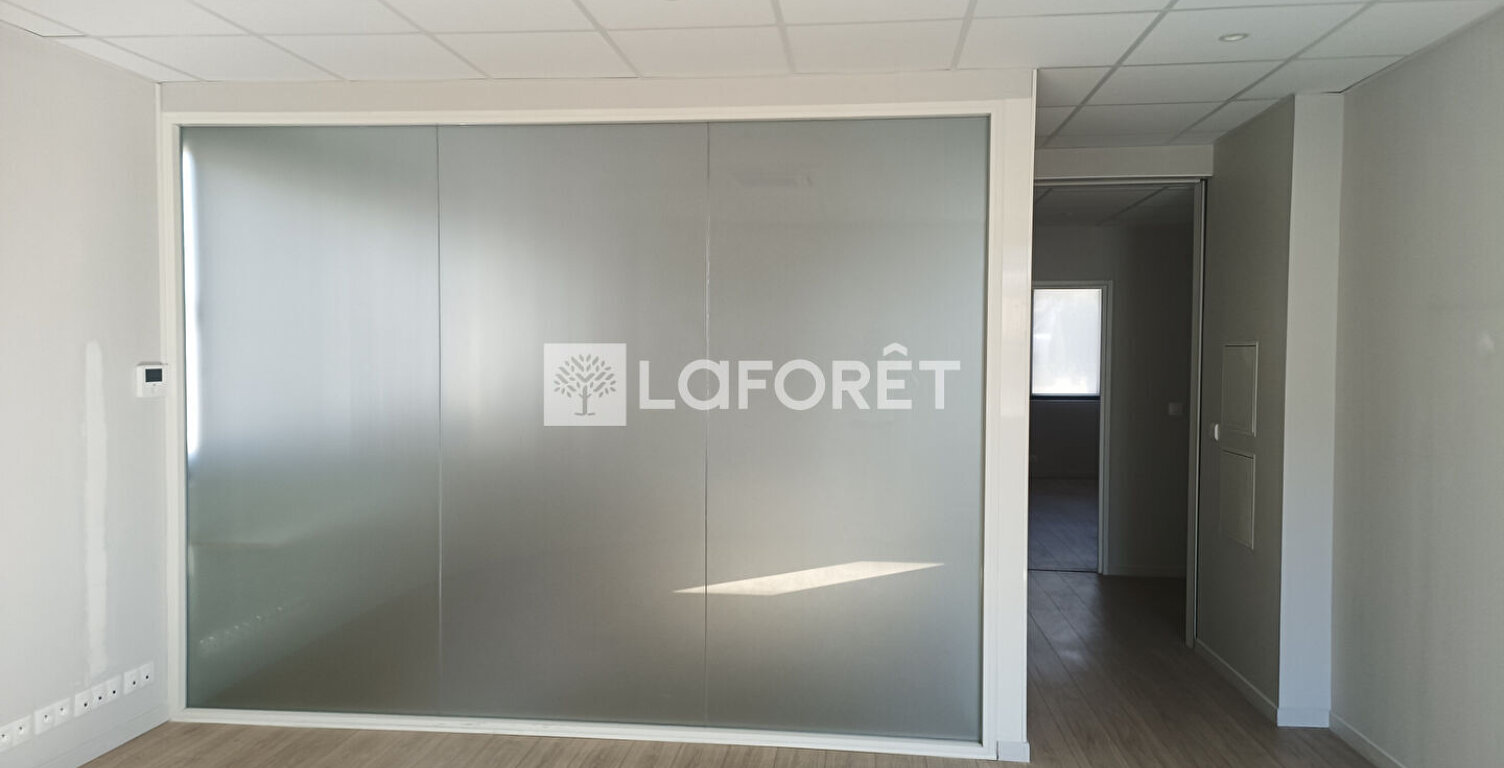 Local commercial La Fare Les Oliviers 152.4 m2 — photo 1