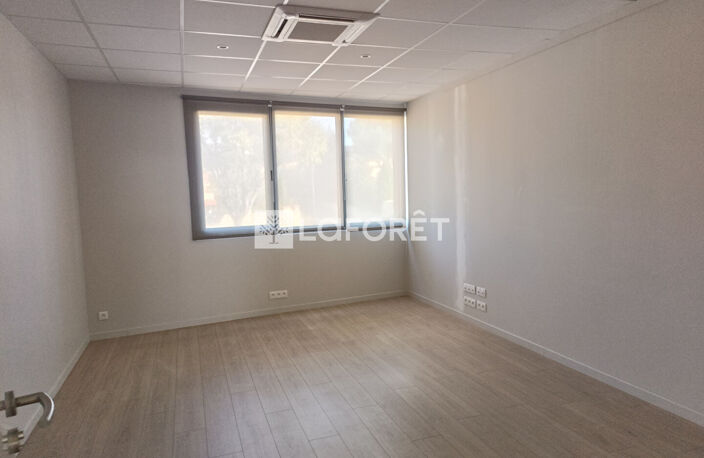Local commercial La Fare Les Oliviers 152.4 m2 — photo 2