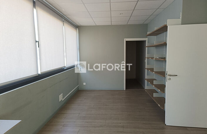 Local commercial La Fare Les Oliviers 152.4 m2 — photo 3