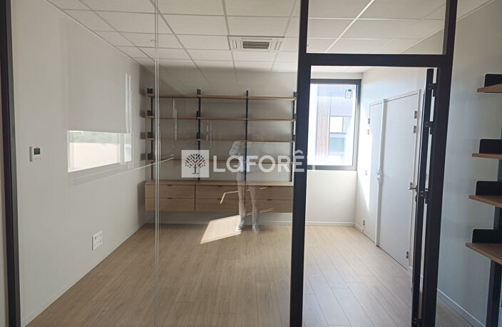 Local commercial La Fare Les Oliviers 152.4 m2 — photo 4