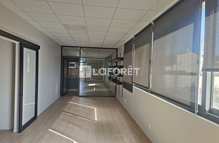 Local commercial La Fare Les Oliviers 152.4 m2 — photo 5