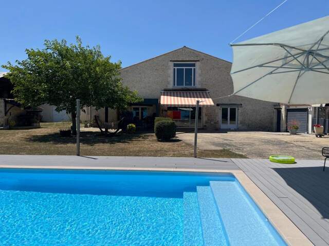 Tonnay-Charente, ancienne grange rénovée, 470 m²habitables, avec dépendances, jardin et piscine — photo du bien