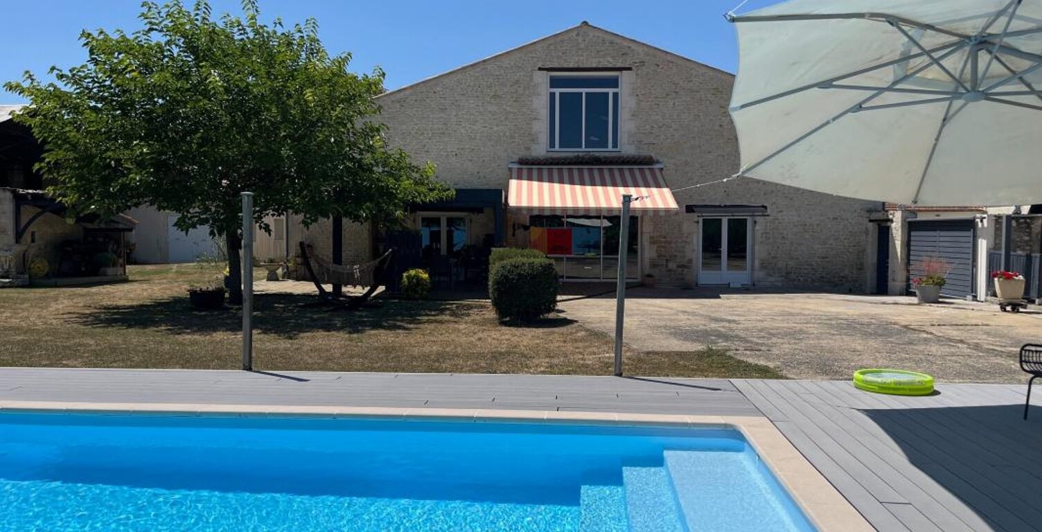 Tonnay-Charente, ancienne grange rénovée, 470 m²habitables, avec dépendances, jardin et piscine — photo 1