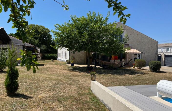 Tonnay-Charente, ancienne grange rénovée, 470 m²habitables, avec dépendances, jardin et piscine — photo 2