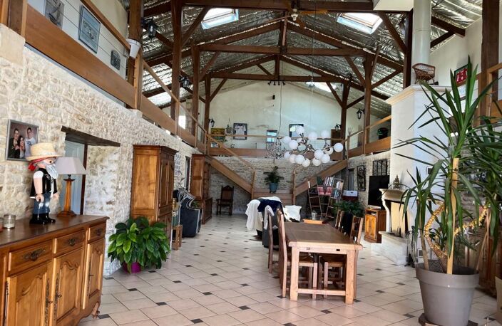 Tonnay-Charente, ancienne grange rénovée, 470 m²habitables, avec dépendances, jardin et piscine — photo 5