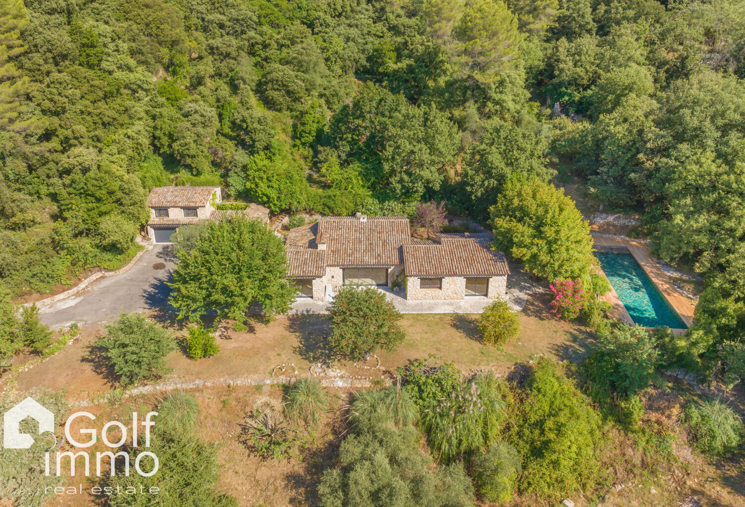 Villa de charme en pierre   plain-pied   300 m2   Terrain 1 — photo 1