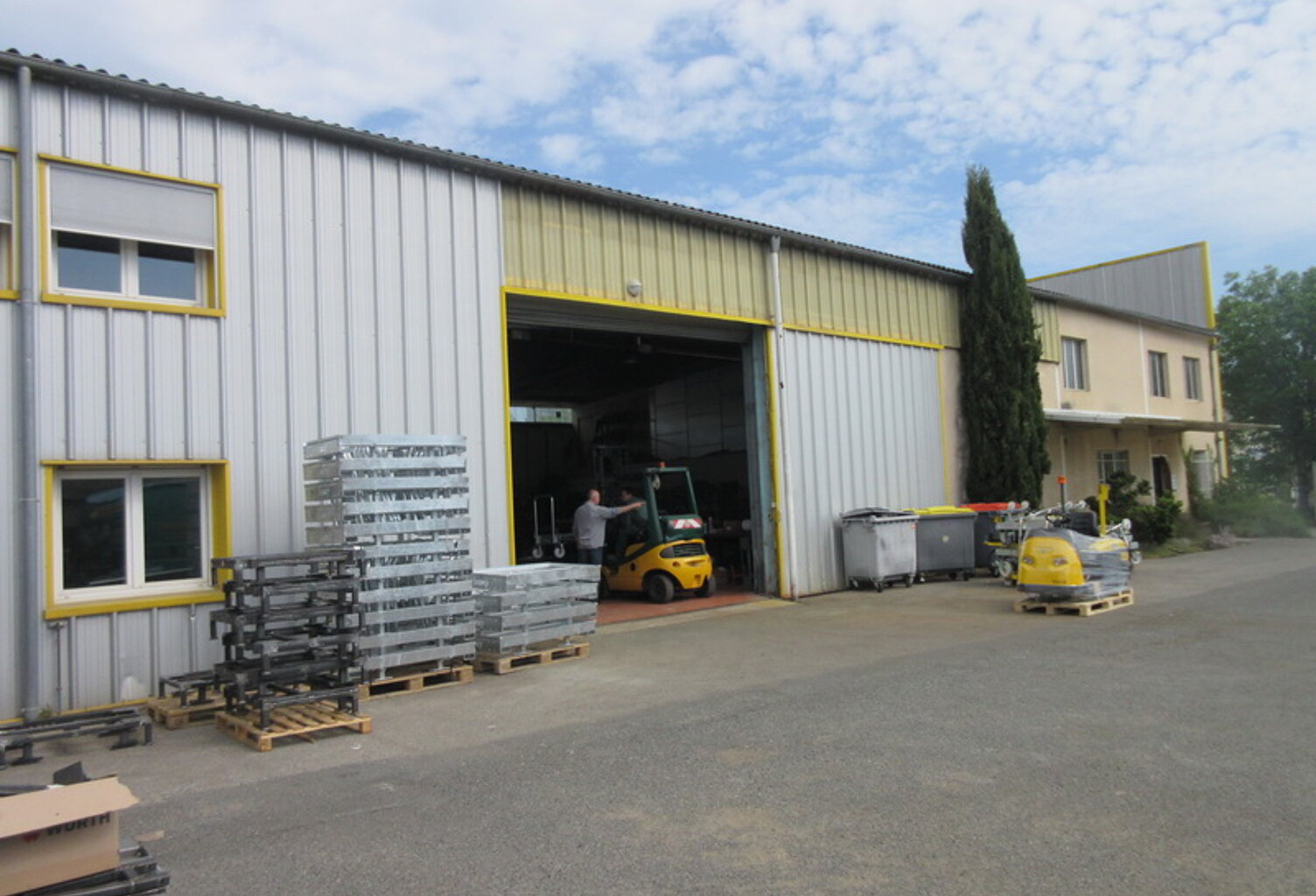 ZA BEL AIR, Rue de la Ferronnerie, locaux et dépôt de 504 m² environ — photo 1