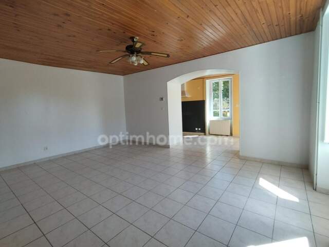 Charente. LA TACHE. Maison 81 m² environs, cour, jardin et grange — photo du bien
