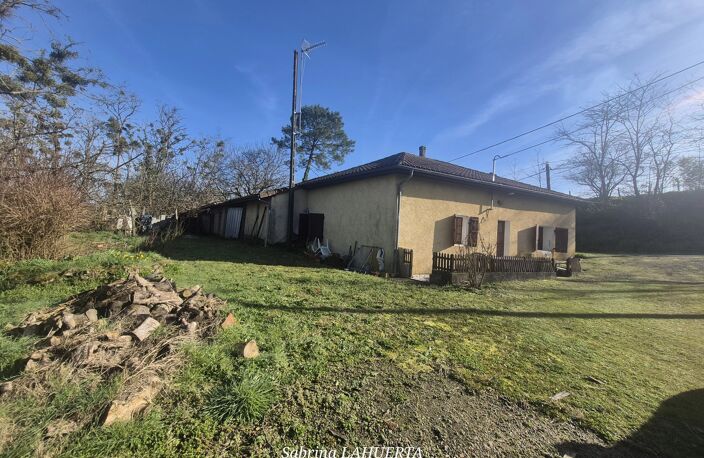EXCLUSIVITÉ - Maison à rénover de 82 m² avec dépendance sur 5 700 m2 de jardin. — photo 2