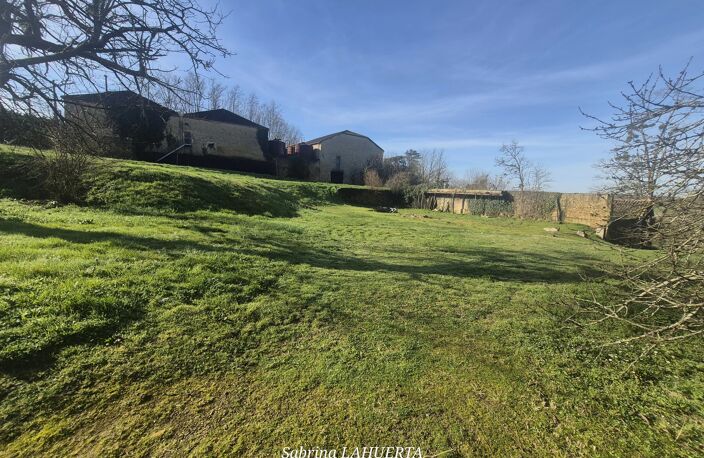 EXCLUSIVITÉ - Maison à rénover de 82 m² avec dépendance sur 5 700 m2 de jardin. — photo 3
