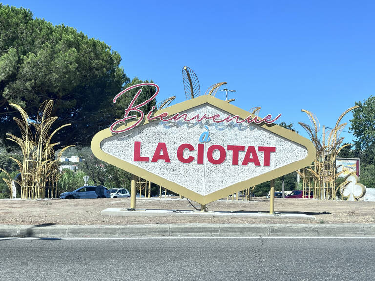 T3 de 68,60 m2 avec terrasse de 38,20 m2 à La Ciotat   Résidence avec ascenseur + parking en sous-sol — photo 1