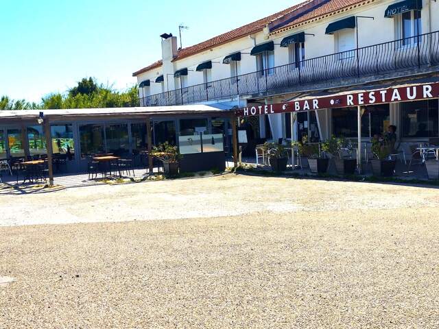 GARD (30) Proche Aigues-Mortes (30220) Fonds de commerce à vendre bar restaurant 100 cvts hôtel - 20 ch  sur axe passant — photo du bien