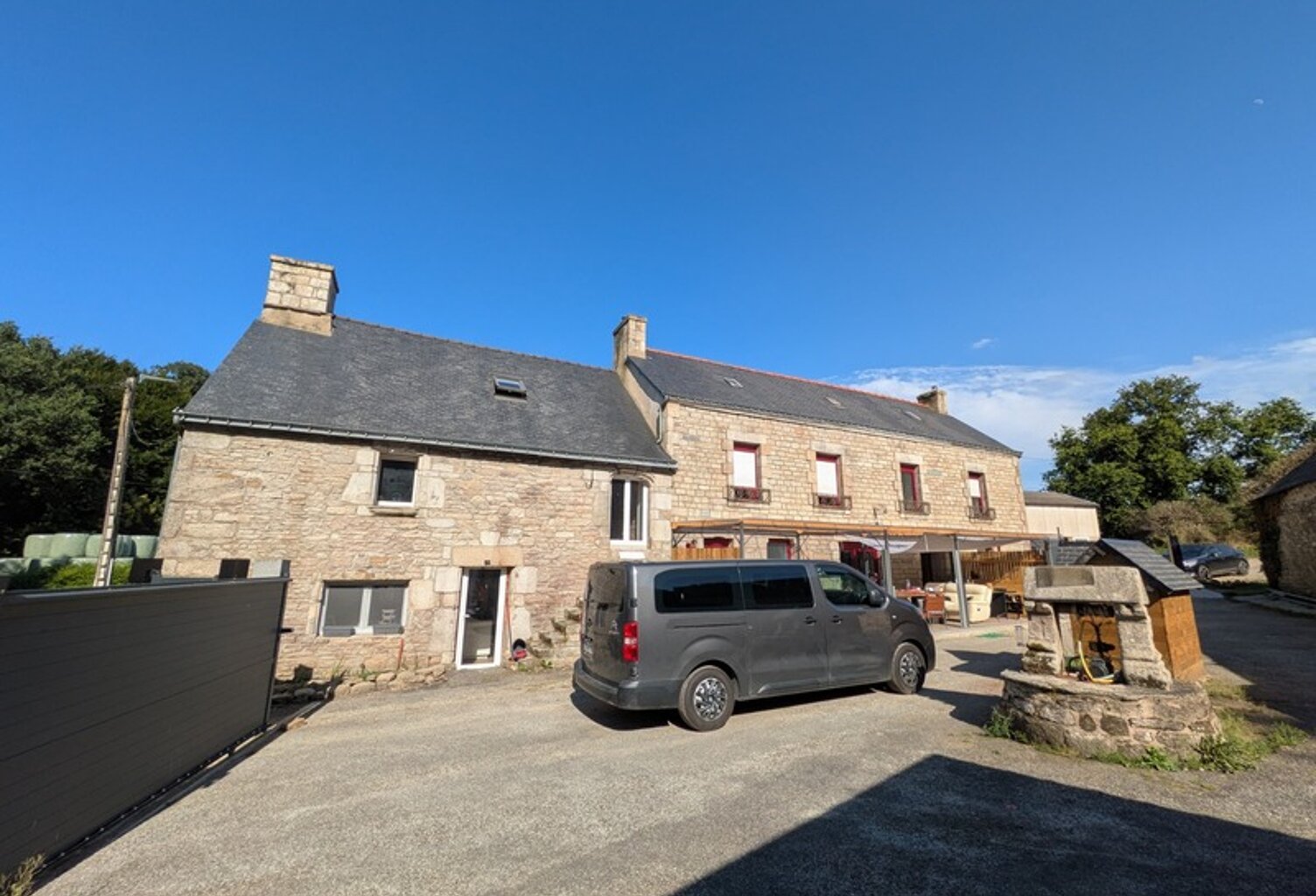 Séglien en campagne longère en pierre rénovée avec vie de plain pied de 243m², garage, atelier et dépendance parcelle de 7125m² — photo 1