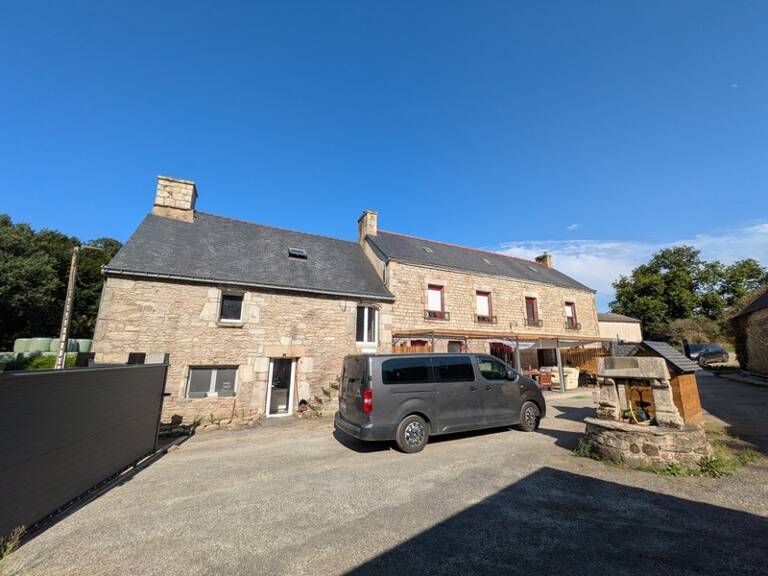 Séglien en campagne longère en pierre rénovée avec vie de plain pied de 243m², garage, atelier et dépendance parcelle de 7125m² — photo 1