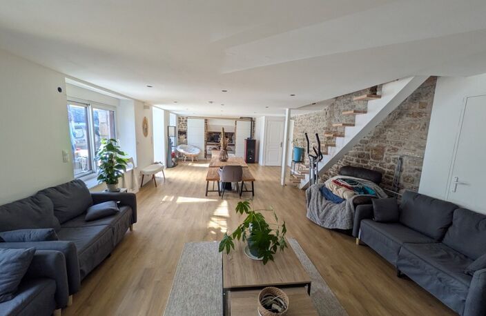 Séglien en campagne longère en pierre rénovée avec vie de plain pied de 243m², garage, atelier et dépendance parcelle de 7125m² — photo 2