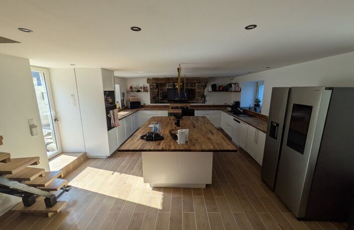 Séglien en campagne longère en pierre rénovée avec vie de plain pied de 243m², garage, atelier et dépendance parcelle de 7125m² — photo 4