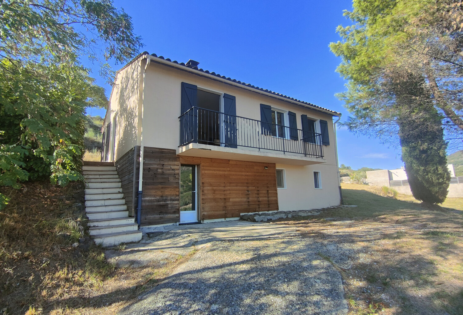 MAISON INDIVIDUELLE AVEC GRAND TERRAIN LUSSAS — photo 1
