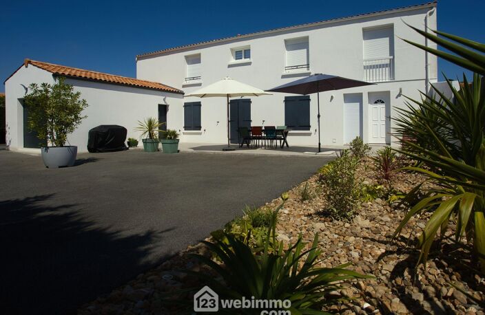 Maison - 239m² - La Rochelle — photo 2