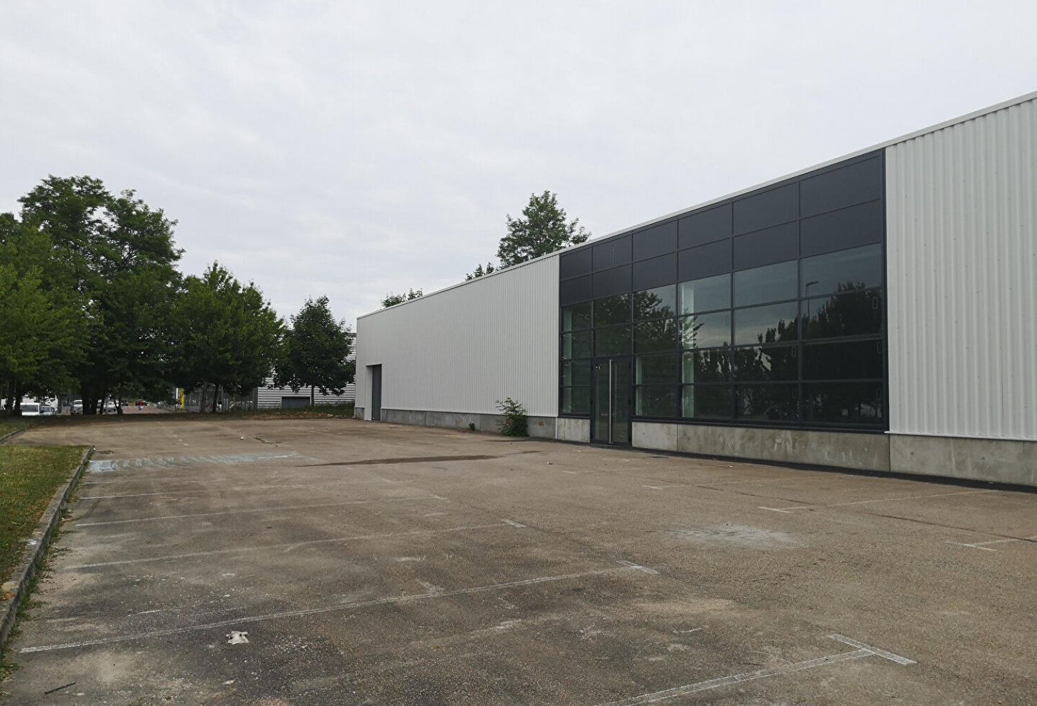 BÂTIMENT COMMERCIAL - 900M² - EN  ZONE D'ACTIVITÉ ET COMMERCIALE — photo 1