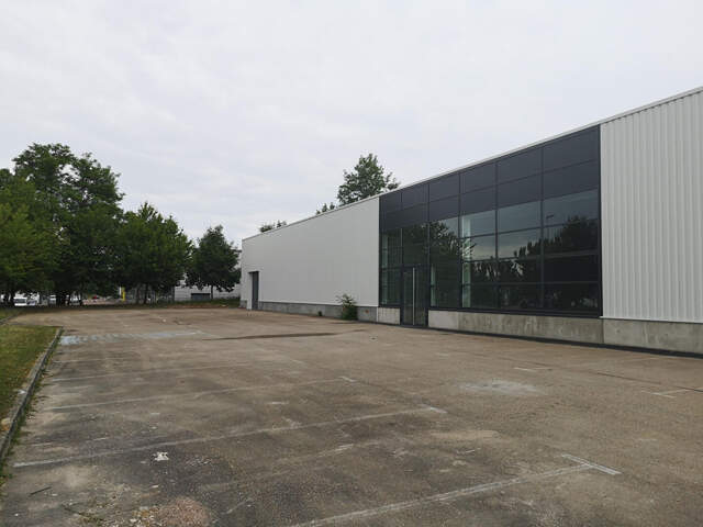 BÂTIMENT COMMERCIAL - 900M² - EN  ZONE D'ACTIVITÉ ET COMMERCIALE — photo du bien