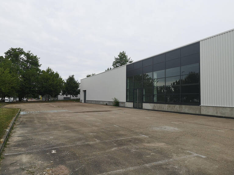 BÂTIMENT COMMERCIAL - 900M² - EN  ZONE D'ACTIVITÉ ET COMMERCIALE — photo 1