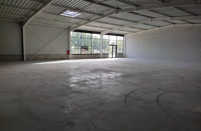 BÂTIMENT COMMERCIAL - 900M² - EN  ZONE D'ACTIVITÉ ET COMMERCIALE — photo 2