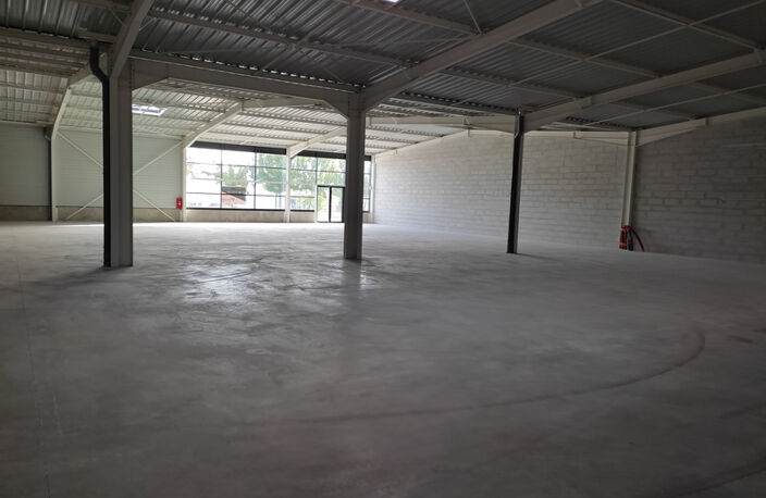 BÂTIMENT COMMERCIAL - 900M² - EN  ZONE D'ACTIVITÉ ET COMMERCIALE — photo 4