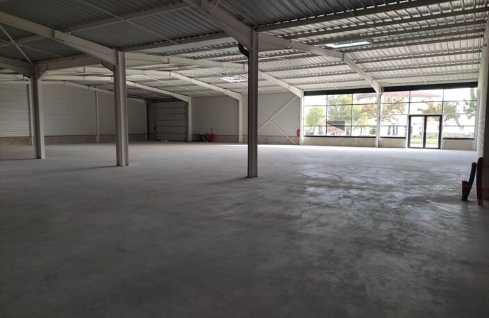 BÂTIMENT COMMERCIAL - 900M² - EN  ZONE D'ACTIVITÉ ET COMMERCIALE — photo 5