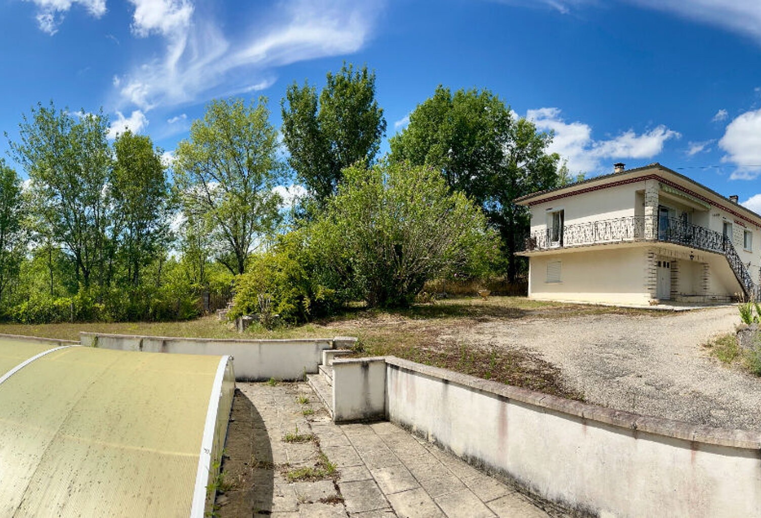 Secteur Villeneuve-sur-Lot, au coeur du Lot-et-Garonne et proche de toutes les commodités, venez découvrir cette maison d'environ 130,50 m² habitables avec dépendances, sur un terrain arboré de 5 500 m². À l'étage, vous trouverez une entrée desservant un — photo 1