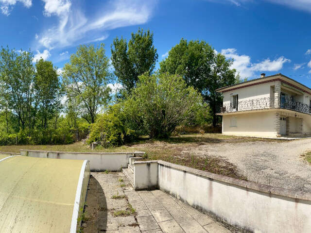 Secteur Villeneuve-sur-Lot, au coeur du Lot-et-Garonne et proche de toutes les commodités, venez découvrir cette maison d'environ 130,50 m² habitables avec dépendances, sur un terrain arboré de 5 500 m². À l'étage, vous trouverez une entrée desservant un — photo du bien