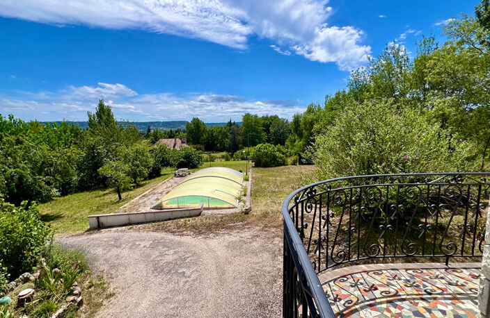 Secteur Villeneuve-sur-Lot, au coeur du Lot-et-Garonne et proche de toutes les commodités, venez découvrir cette maison d'environ 130,50 m² habitables avec dépendances, sur un terrain arboré de 5 500 m². À l'étage, vous trouverez une entrée desservant un — photo 2