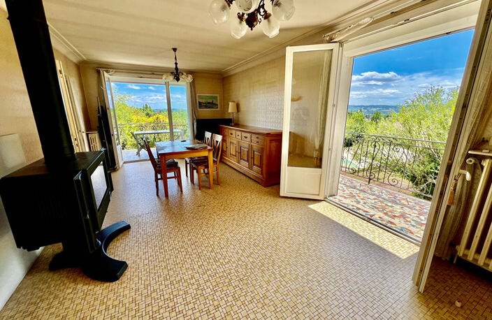 Secteur Villeneuve-sur-Lot, au coeur du Lot-et-Garonne et proche de toutes les commodités, venez découvrir cette maison d'environ 130,50 m² habitables avec dépendances, sur un terrain arboré de 5 500 m². À l'étage, vous trouverez une entrée desservant un — photo 3