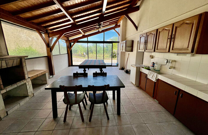 Secteur Villeneuve-sur-Lot, au coeur du Lot-et-Garonne et proche de toutes les commodités, venez découvrir cette maison d'environ 130,50 m² habitables avec dépendances, sur un terrain arboré de 5 500 m². À l'étage, vous trouverez une entrée desservant un — photo 4