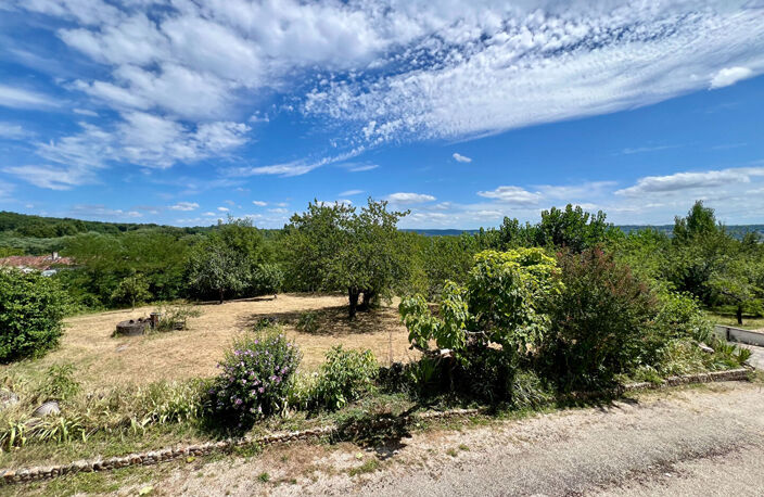 Secteur Villeneuve-sur-Lot, au coeur du Lot-et-Garonne et proche de toutes les commodités, venez découvrir cette maison d'environ 130,50 m² habitables avec dépendances, sur un terrain arboré de 5 500 m². À l'étage, vous trouverez une entrée desservant un — photo 5