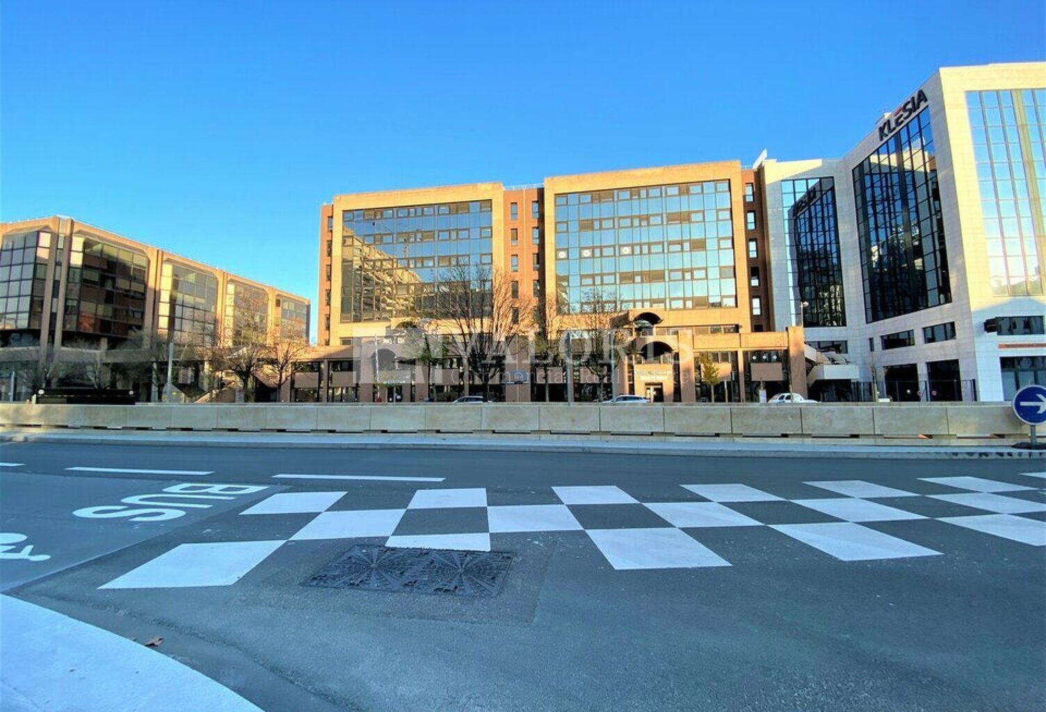 BUREAUX à LOUER — photo 1